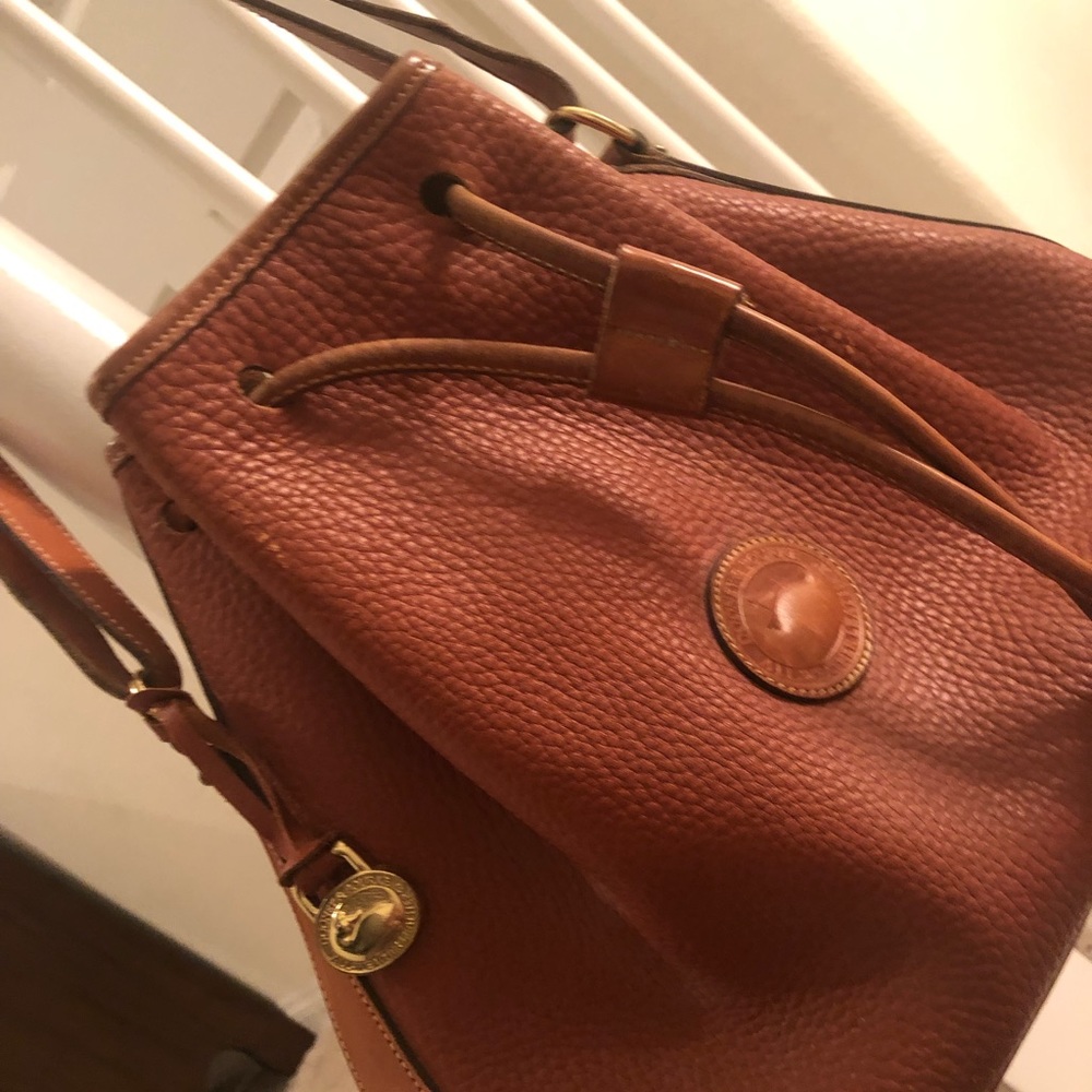 DOONEY & BURKE GRAIN LEATHER ADJUSTABLE PURSE